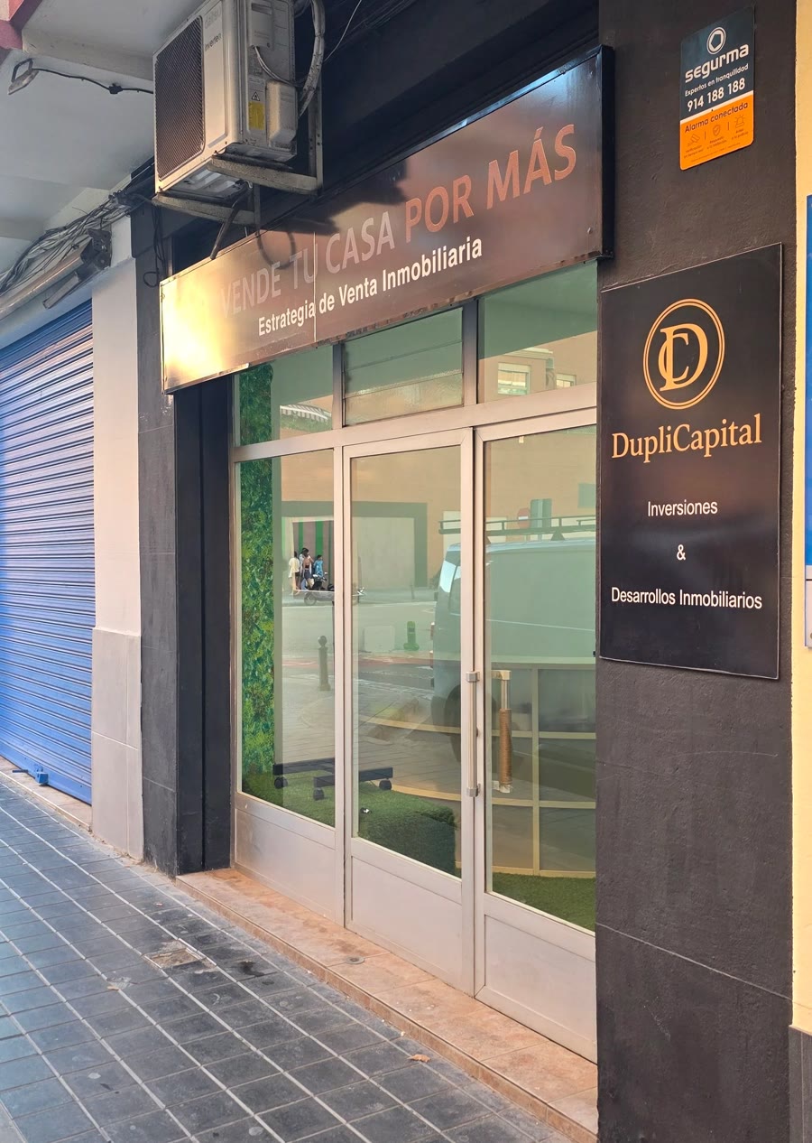 Fachada de la oficina de DupliCapital en Valencia