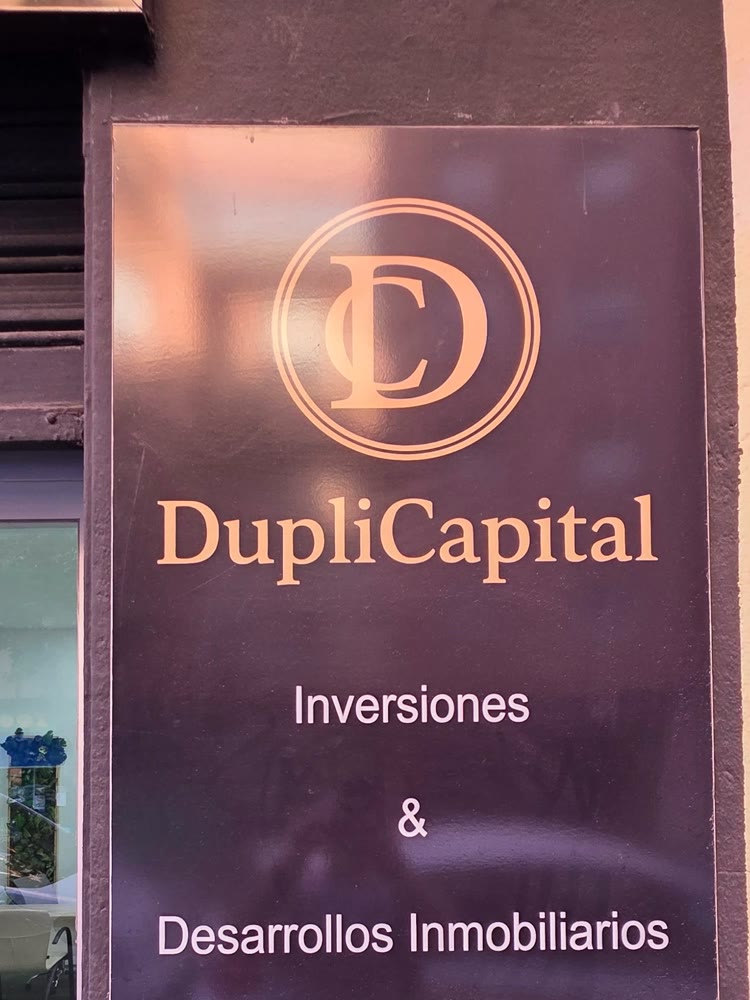Rótulo de DupliCapital en la entrada